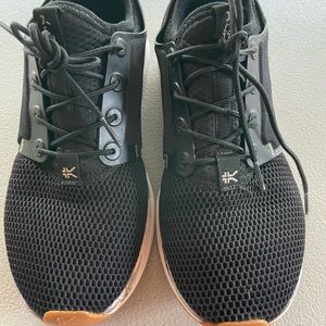 Kuru womens Atom sneakers size 8
